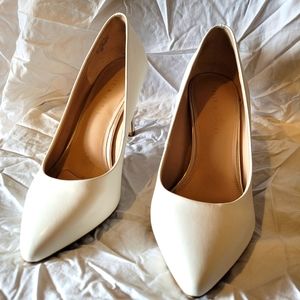 White Kelly & Katie Misha Pump